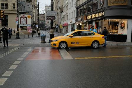 विश्वभरका धेरै देशहरूमा ट्याक्सीहरू पहेँलो हुनुका ६ कारणहरू