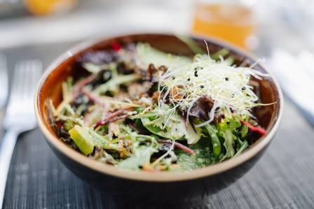 स्प्राउट्स सलाद: पोषण मूल्य, स्वास्थ्य लाभ र सजिलो विधि