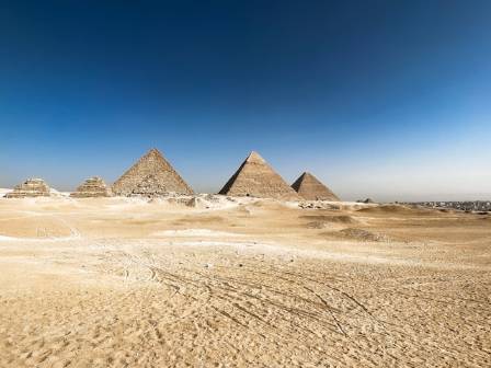 प्राचीन बालुवाका फुसफुसाहट: इजिप्टका पिरामिडहरूमा यात्रा