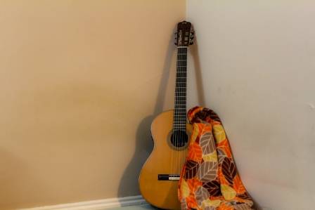 तपाईंको आन्तरिक डिजाइनलाई बढावा दिनुहोस्: गिटारहरूलाई कलाको रूपमा प्रदर्शन गर्ने पूर्ण गाइड